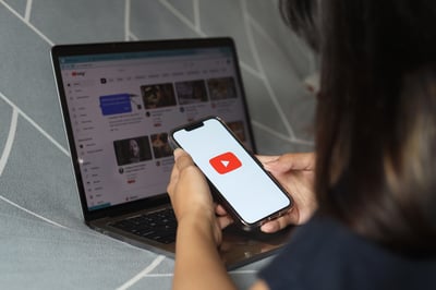 frauenhande-halten-ein-smartphone-mit-youtube-apps-auf-dem-bildschirm-youtube-ist-das-beliebte-online
